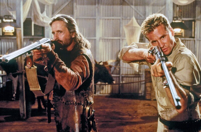 John Patterson (Val Kilmer, rechts) und Remington (Michael Douglas) jagen „den Geist“ und „die Dunkelheit“. – Bild: ARD Degeto/​Splendid