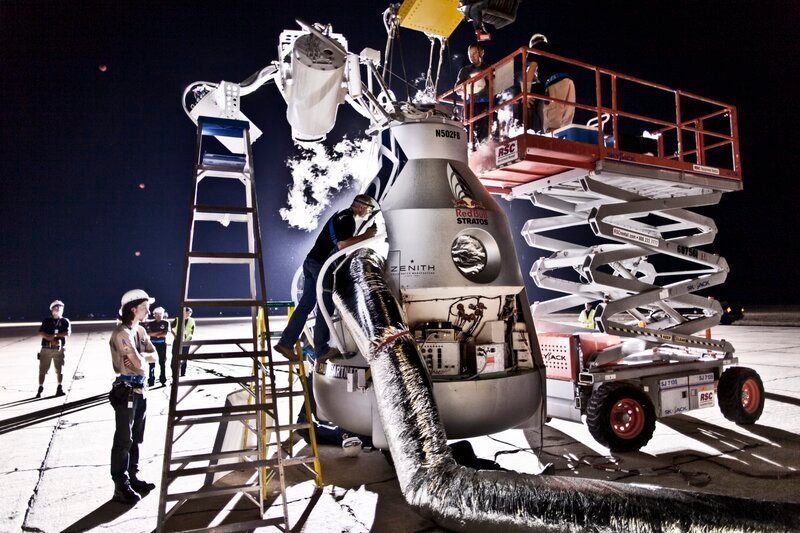 Besatzungsmitglieder bereiten die Kapsel für den zweiten bemannten Testflug für Red Bull Stratos in Roswell, New Mexico, USA am 23. Juli 2012 vor. – Bild: ServusTV