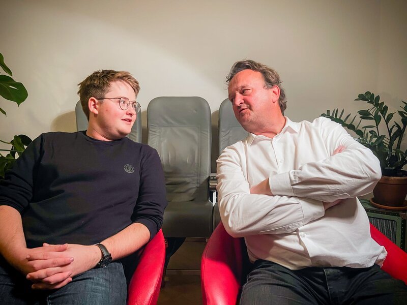 Hanno Settele (r.) spielt mit seinem Vorarlberger Freund Maximilian Werner 7 Tage Blackout in Wien durch. – Bild: ORF/BFilm Hanno Settele (r.) spielt mit seinem Vorarlberger Freund Maximilian Werner 7 Tage Blackout in Wien durch. – Bild: ORF/BFilm