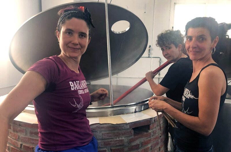 Bierbrauen war schon immer Frauensache –  das sagen alle Braumeisterinnen entlang der Route der Bierbrauerinnen in Spanien. – Bild: arte