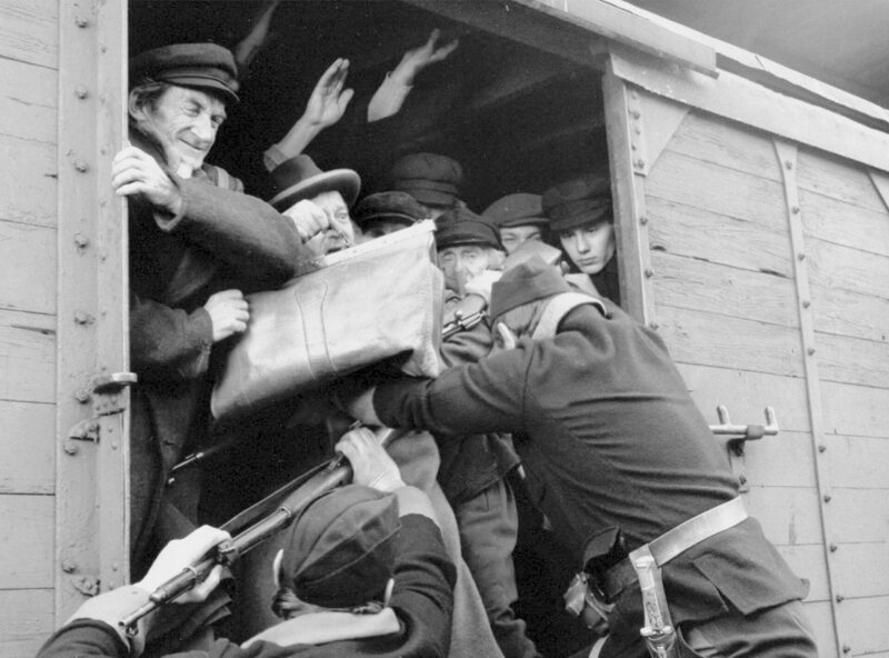 Deutsche Soldaten deportieren Juden, die in der Gaskammer eines Konzentrationslagers den Tod finden werden. – Bild: MDR/​ARD Degeto