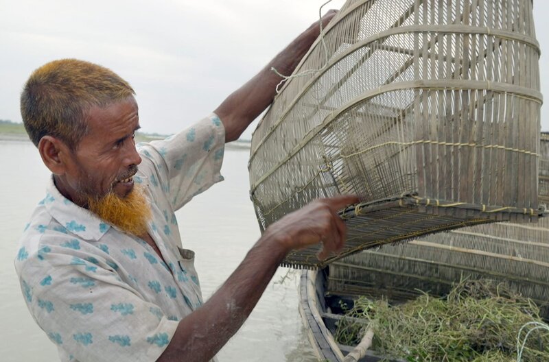Bauer Rafikul prüft seine selbst gebaute Falle für kleine Fische. Der Bestand an Fischen im Jamuna hat dramatisch abgenommen. – Bild: arte