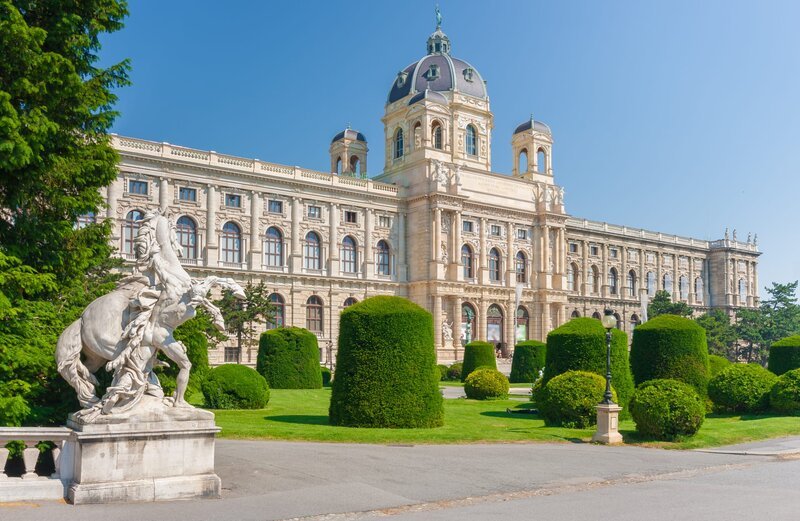 Beautiful view of famous Naturhistorisches Museum (Natural History Museum) with park and sculpture on a sunny day with blue sky in summer, Vienna, Austria – Bild: Puls 4