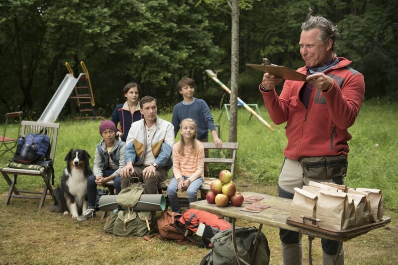 Die 3-Tages-Wanderung kann beginnen: Becky (Dirk Borchardt, re.) begrüßt die Teilnehmer, darunter Dick (Ron Antony Renzenbrink), George (Allegra Tinnefeld), Marty (Jacob Matschenz), Anne (Amelie Lammers), Julian (Marinus Hohmann). – Bild: ORF/Constantin Film Die 3-Tages-Wanderung kann beginnen: Becky (Dirk Borchardt, re.) begrüßt die Teilnehmer, darunter Dick (Ron Antony Renzenbrink), George (Allegra Tinnefeld), Marty (Jacob Matschenz), Anne (Amelie Lammers), Julian (Marinus Hohmann). – Bild: ORF/Constantin Film