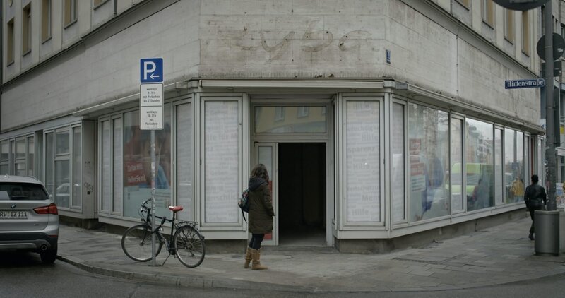 Regisseurin Sharon Ryba-Kahn vor dem ehemaligen Geschäft ihrer Großeltern in der Münchener Innenstadt. – Bild: ZDF und Omri Aloni. Regisseurin Sharon Ryba-Kahn vor dem ehemaligen Geschäft ihrer Großeltern in der Münchener Innenstadt. – Bild: ZDF und Omri Aloni.
