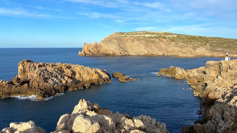 Noch lange nicht so überlaufen wie Mallorca oder Ibiza: Menorca hat deutlich weniger Besucher als ihre Schwesterinseln und ist schon seit 1993 als Biosphärenreservat von der UNESCO anerkannt. – Bild: NDR/nonfictionplanet/Steffen Schneider Noch lange nicht so überlaufen wie Mallorca oder Ibiza: Menorca hat deutlich weniger Besucher als ihre Schwesterinseln und ist schon seit 1993 als Biosphärenreservat von der UNESCO anerkannt. – Bild: NDR/nonfictionplanet/Steffen Schneider