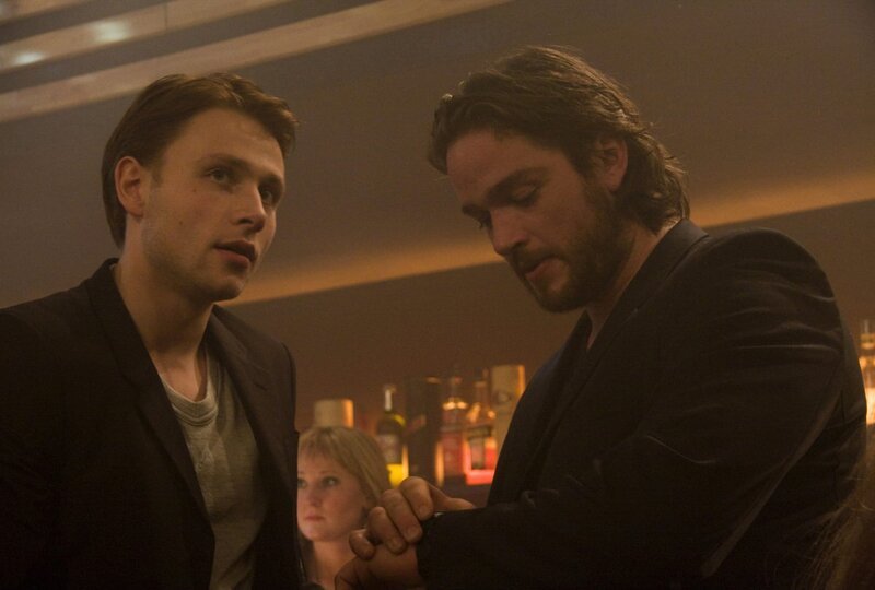 Marek Gorsky (Max Riemelt, links) und Sven Lottner (Ronald Zehrfeld) observieren in der Russendisco. – Bild: BR/​ARD/​Julia von Vietinghoff