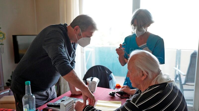 Dr. Trabert besucht einen über 90-Jährigen in einem Mainzer Seniorenwohnheim, der über 30 Jahre auf der Straße gelebt hat. – Bild: SWR