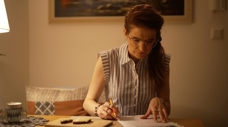 Nach dem Unterricht geht die Arbeit zuhause weiter. Claudia Gräßner muss Arbeiten korrigieren, ihren Unterricht vor- und nachbereiten. – Bild: NDR Nach dem Unterricht geht die Arbeit zuhause weiter. Claudia Gräßner muss Arbeiten korrigieren, ihren Unterricht vor- und nachbereiten. – Bild: NDR