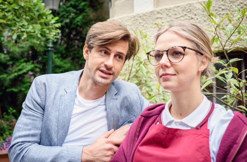 Paul (Sandro Kirtzel, l.) kann Josies (Lena Conzendorf, r.) Zweifel gut verstehen. – Bild: ARD/​WDR/​Christof Arnold