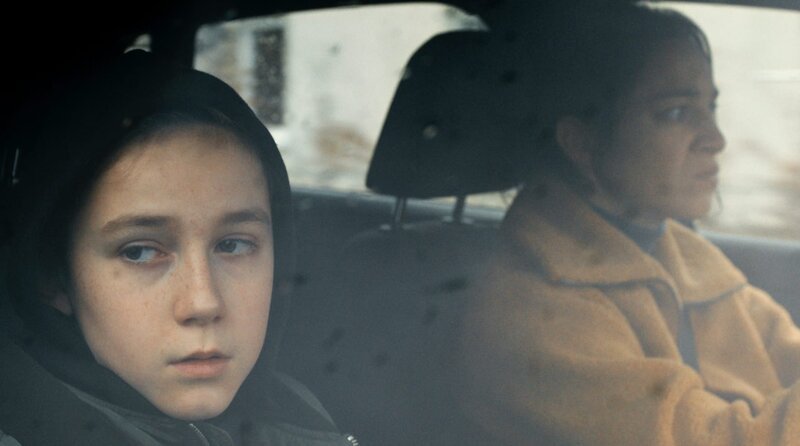 Kathleen (Franziska Hartmann) bringt Ronald (Rankin Duffy), den Bruder der verunglückten Jenny nach Hause. – Bild: WDR/kineo Film/Michael Kotschi Kathleen (Franziska Hartmann) bringt Ronald (Rankin Duffy), den Bruder der verunglückten Jenny nach Hause. – Bild: WDR/kineo Film/Michael Kotschi