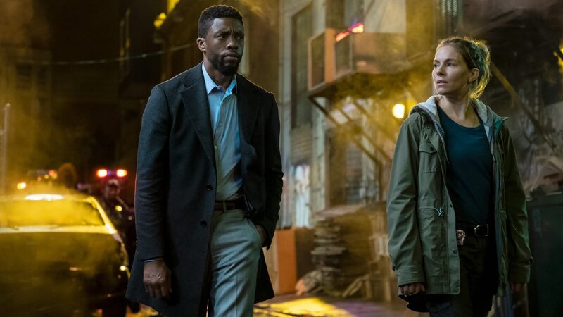 Der Polizist Andre Davis (Chadwick Boseman, l.) und die Drogenermittlerin Frankie Burns (Sienna Miller, r.) durchkämmen auf ihrer Suche nach zwei flüchtigen Mördern die Straßen Manhattans. – Bild: Motion Picture Artwork © 2017 STX Financing, LLC. All Rights Reserved. Motion Picture Artwork © 2017 STX Financing, LLC. All Rights Reserved. Der Polizist Andre Davis (Chadwick Boseman, l.) und die Drogenermittlerin Frankie Burns (Sienna Miller, r.) durchkämmen auf ihrer Suche nach zwei flüchtigen Mördern die Straßen Manhattans. – Bild: Motion Picture Artwork © 2017 STX Financing, LLC. All Rights Reserved. Motion Picture Artwork © 2017 STX Financing, LLC. All Rights Reserved.