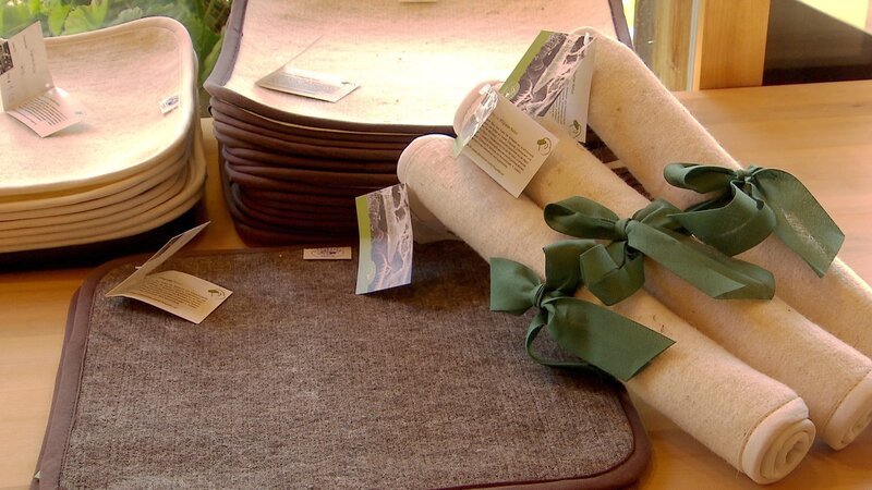 Im „Villgrater Natur Laden“ von Josef Schett werden im Jahr um die 150 Tonnen Schafwolle verarbeitet. – Bild: ORF/​Telepool/​BR