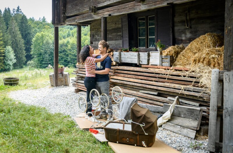 Vanessa (Jeannine Gaspár, l.) ist berührt, als sie Max’ (Stefan Hartmann, r.) Überraschungsgeschenk für sich entdeckt. – Bild: ARD/​WDR/​Christof Arnold