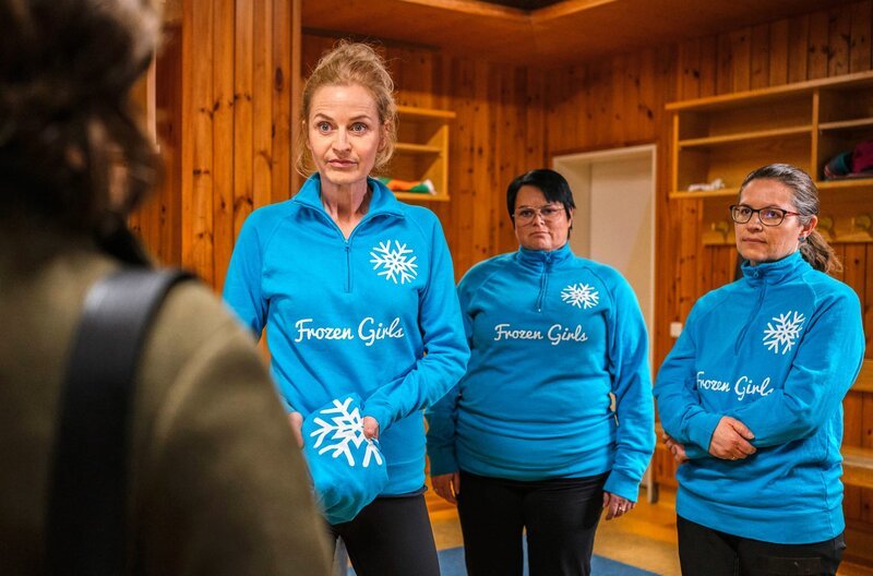 Heike (Franziska Schlattner, 2. v. li.) und ihre Teamkolleginnen brauchen Unterstützung von Maren (Inka Friedrich, li.). – Bild: ARD Degeto/​Marco Nagel