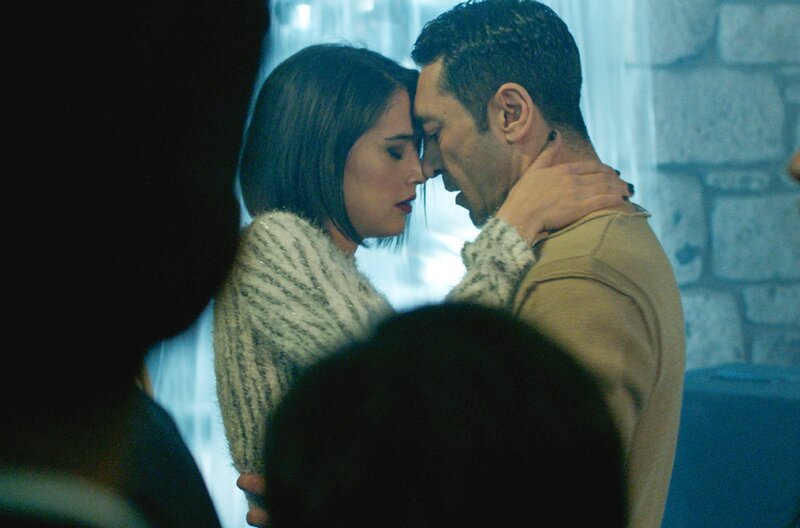 Sehnaz (Funda Eryigit) und ihr Mann Cem (Mehmet Kurtulus) führen nach außen hin eine perfekte Ehe. Doch Sehnaz ist unglücklich – Bild: arte Sehnaz (Funda Eryigit) und ihr Mann Cem (Mehmet Kurtulus) führen nach außen hin eine perfekte Ehe. Doch Sehnaz ist unglücklich – Bild: arte