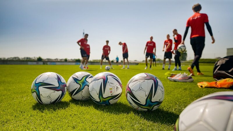 Ein Leben ohne Fußball ist für viele Spieler unvorstellbar. – Bild: ORF/​Neuland Film
