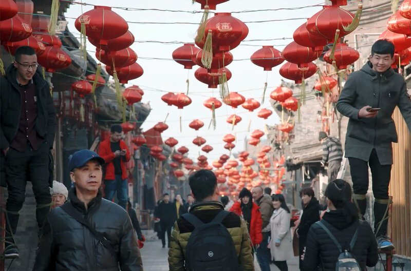 Zum Neujahrsfest sind die Straßen in der Kleinstadt Pingyao rot dekoriert. Rot ist die Farbe der Freude und der Feste in China. – Bild: arte