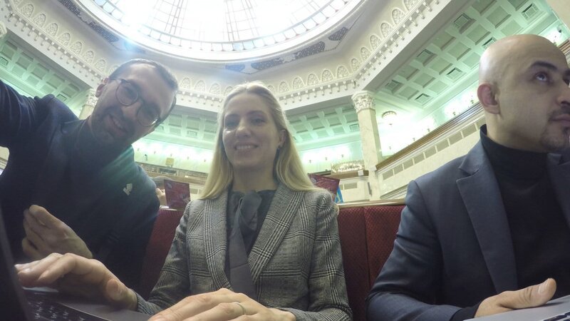 Von links: Serhij Leschtschenko, Switlana Salischtschuk und Mustafa Najjem 2018 im Plenarsaal des Parlaments. – Bild: ZDF und Anton Yaremchuk./​Anton Yaremchuk