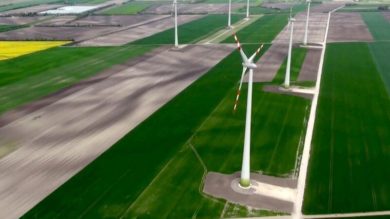 Mehrere hundert neue Windräder werden für die Energiewende benötigt. – Bild: ORF / Langbein & Partner Mehrere hundert neue Windräder werden für die Energiewende benötigt. – Bild: ORF / Langbein & Partner