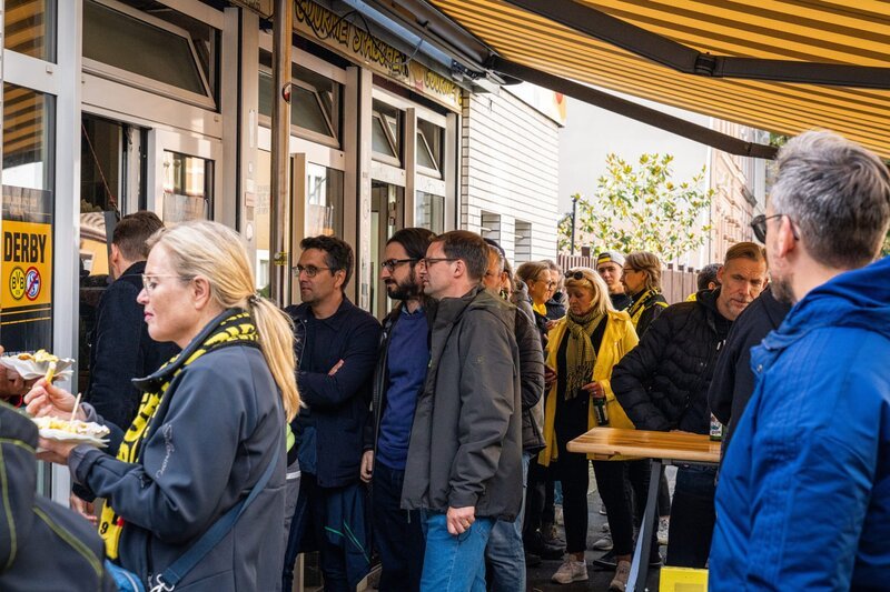 Gemiensam beim Spiel Borussia Dortmund gegen Schalke 04. – Bild: ZDF und SRF.