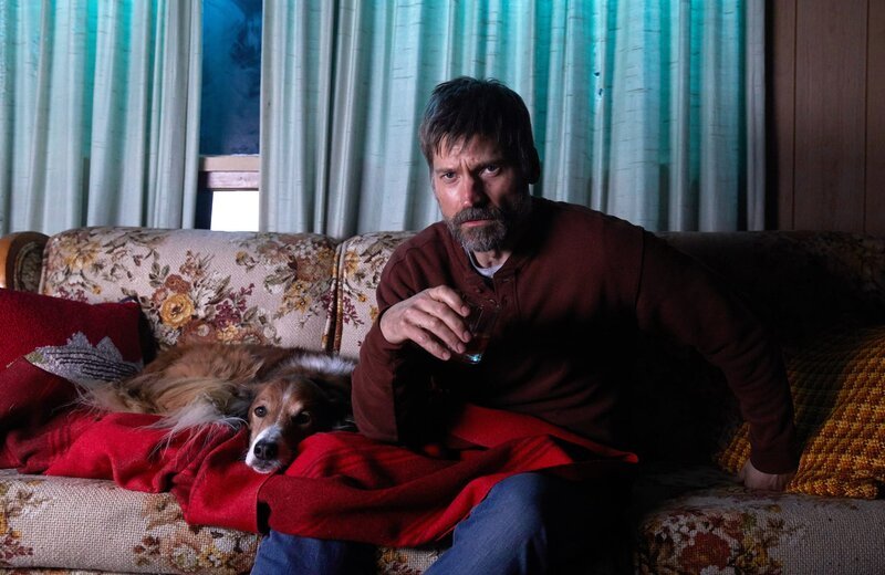 Nur mit seinem alten Hund lebt Rayburn (Nikolaj Coster-Waldau) in einer Hütte am See. – Bild: ZDF und soda studios.