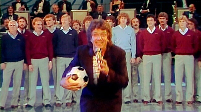 Die Deutsche Fußball-Nationalmannschaft 1982 singt mit Michael Schanze „Olé Espana“ . – Bild: SWR