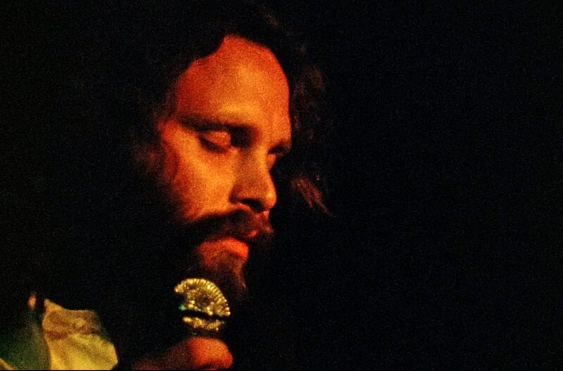 Jim Morrison und seine Bandkollegen betraten die Bühne um zwei Uhr morgens. Sie zeigten den Fans, dass sie immer noch die Magie besaßen, die sie während des „Summer of Love“ an die Spitze katapultiert hatte. – Bild: arte Jim Morrison und seine Bandkollegen betraten die Bühne um zwei Uhr morgens. Sie zeigten den Fans, dass sie immer noch die Magie besaßen, die sie während des „Summer of Love“ an die Spitze katapultiert hatte. – Bild: arte