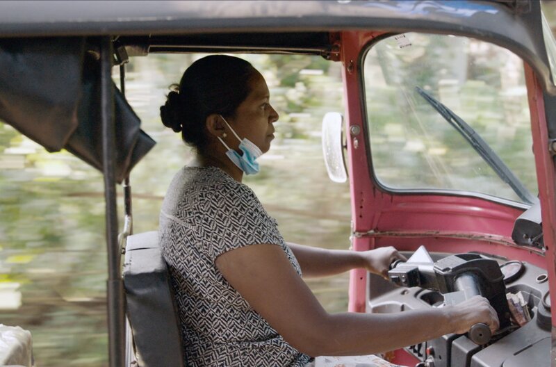 Wie viele der Frauen im Tuktuk-Geschäft ist Jega alleinerziehend und darauf angewiesen, für sich und ihre Familie Geld zu verdienen. – Bild: arte