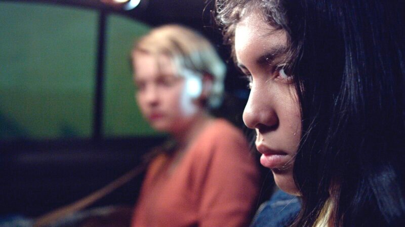 Zwei junge Frauen (Stephanie Amarell, li. und Isabela Rengifo) begegnen sich Im Süden der USA zufällig in einem Polizeiauto. – Bild: MDR/​Martin Gasch