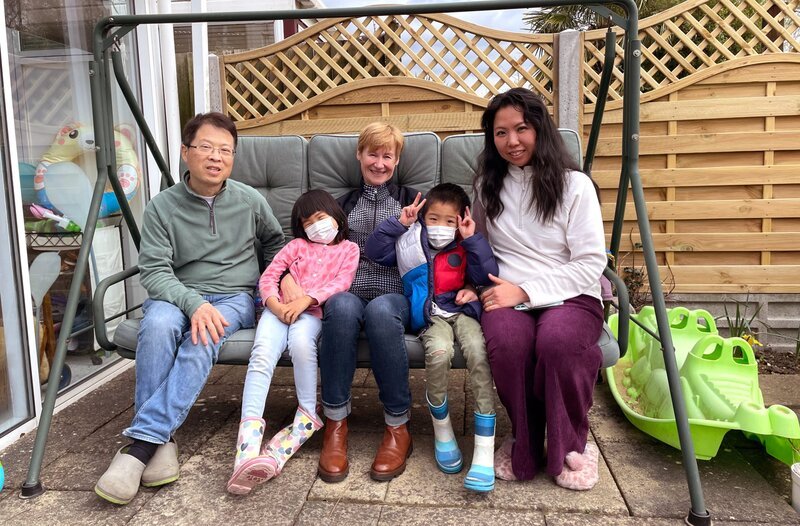 Au-Pair Christa bei ihrer chinesischen Gastfamilie in Cambridge – Bild: SWR