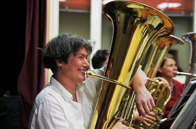 Bio-Bäuerin Steph Kratzsch spielt im Frauenblasorchester Berlin Tuba – Bild: mdr/​Dagmar Jäger