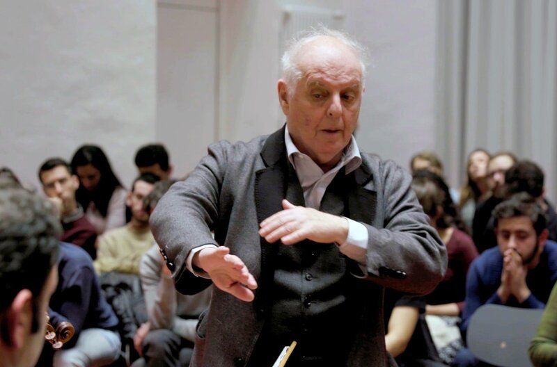 Der renommierte Architekt Frank Gehry entwarf den Konzertsaal der Barenboim-Said Akademie „pro bono“, also ohne Honorar. – Bild: arte Der renommierte Architekt Frank Gehry entwarf den Konzertsaal der Barenboim-Said Akademie „pro bono“, also ohne Honorar. – Bild: arte