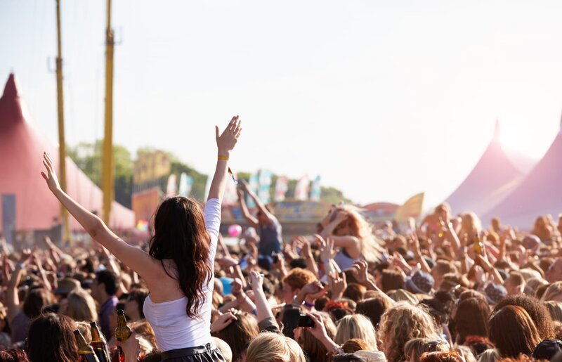 Crowds Enjoying Themselves At Outdoor Music Festival – Bild: arte Crowds Enjoying Themselves At Outdoor Music Festival – Bild: arte