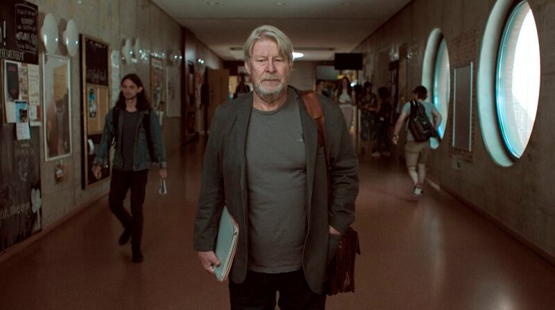 Erik (Rolf Lassgård) geht in eine ungewisse Zukunft. – Bild: NDR/​Nikolai von Graevenitz