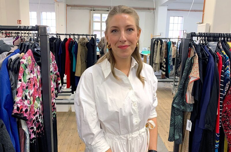 Johanna Eggers leitet die Abteilung Authentizitätsprüfung beim Online-Secondhand-Marktplatz Rebelle in Hamburg. – Bild: arte Johanna Eggers leitet die Abteilung Authentizitätsprüfung beim Online-Secondhand-Marktplatz Rebelle in Hamburg. – Bild: arte
