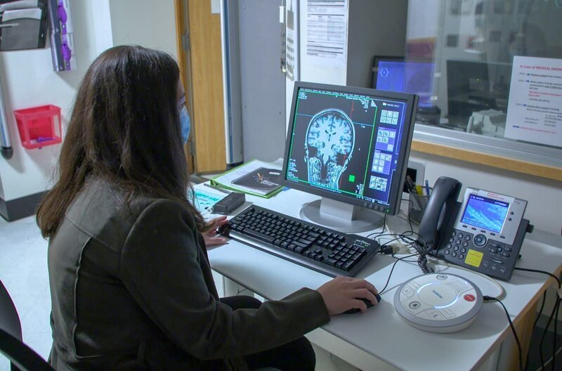 Günes Sevinc ist Forscherin am Massachusetts General Hospital, dem ältesten und größten Lehrkrankenhaus der Medizinischen Fakultät der Harvard University. – Bild: J.-Y. Cauchard/Kino Presse/ARTE France / © J.-Y. Cauchard/Kino Presse/ARTE France/REGIE3 Günes Sevinc ist Forscherin am Massachusetts General Hospital, dem ältesten und größten Lehrkrankenhaus der Medizinischen Fakultät der Harvard University. – Bild: J.-Y. Cauchard/Kino Presse/ARTE France / © J.-Y. Cauchard/Kino Presse/ARTE France/REGIE3