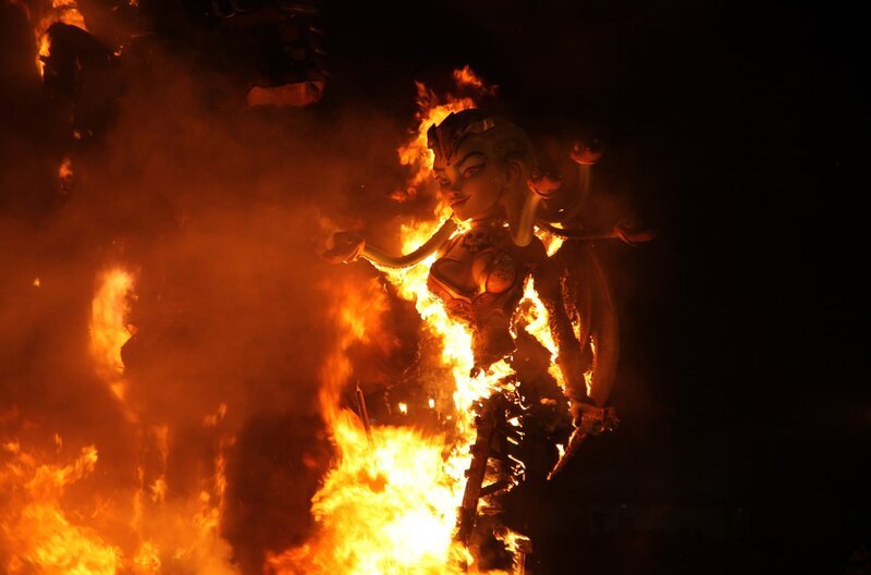 Feuerspektakel – die Riesenfiguren von Valencia brennen auf der Fiesta. – Bild: MedienKontor /​ © MedienKontor