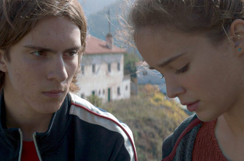 Patrick (Hugo Fernandes) versucht, sich an sein Leben als Mário und an seine Cousine Marta (Alba Baptista) zu erinnern. – Bild: O Som e a Fúria/augenschein/Vasco Viana / © O Som e a Fúria/augenschein/Vasco Viana Patrick (Hugo Fernandes) versucht, sich an sein Leben als Mário und an seine Cousine Marta (Alba Baptista) zu erinnern. – Bild: O Som e a Fúria/augenschein/Vasco Viana / © O Som e a Fúria/augenschein/Vasco Viana