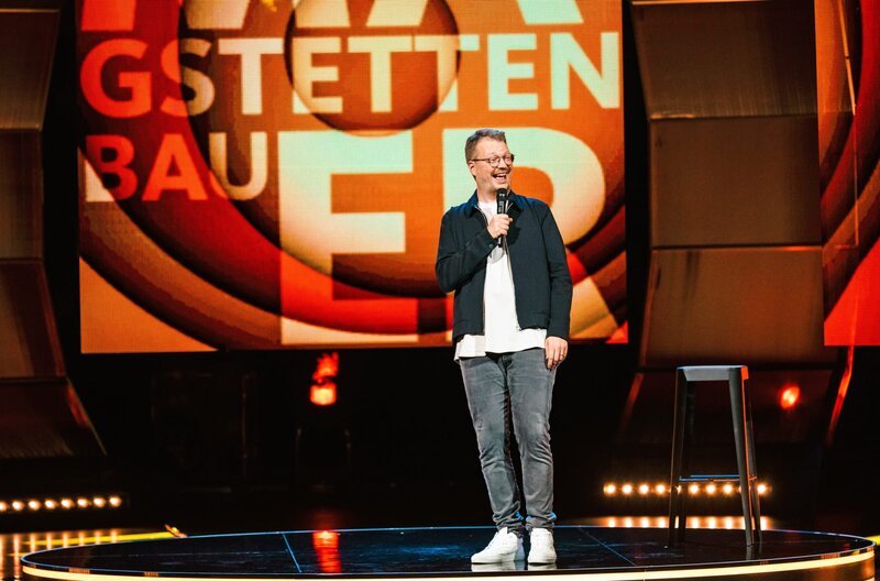 Kabarettist Maxi Gstettenbauer mit seinem Programm „Next Level“. – Bild: WDR/​Ben Knabe
