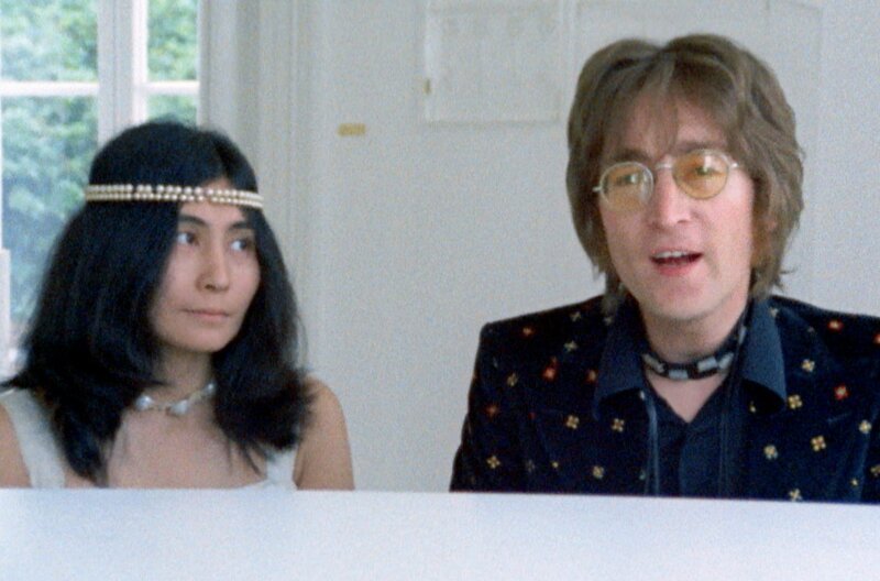 Das Künstlerpaar John Lennon und Yoko Ono am Piano – Bild: Eagle Rock Entertainment / Das Künstlerpaar John Lennon und Yoko Ono am Piano Das Künstlerpaar John Lennon und Yoko Ono am Piano – Bild: Eagle Rock Entertainment / Das Künstlerpaar John Lennon und Yoko Ono am Piano