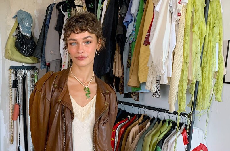 Influencerin Melanie „Mel“ Kieback vor ihrer Garderobe aus Secondhand-Kleidung – Bild: Kobalt / Influencerin Melanie „Mel“ Kieback vor ihrer Garderobe aus Secondhand-Kleidung Influencerin Melanie „Mel“ Kieback vor ihrer Garderobe aus Secondhand-Kleidung – Bild: Kobalt / Influencerin Melanie „Mel“ Kieback vor ihrer Garderobe aus Secondhand-Kleidung