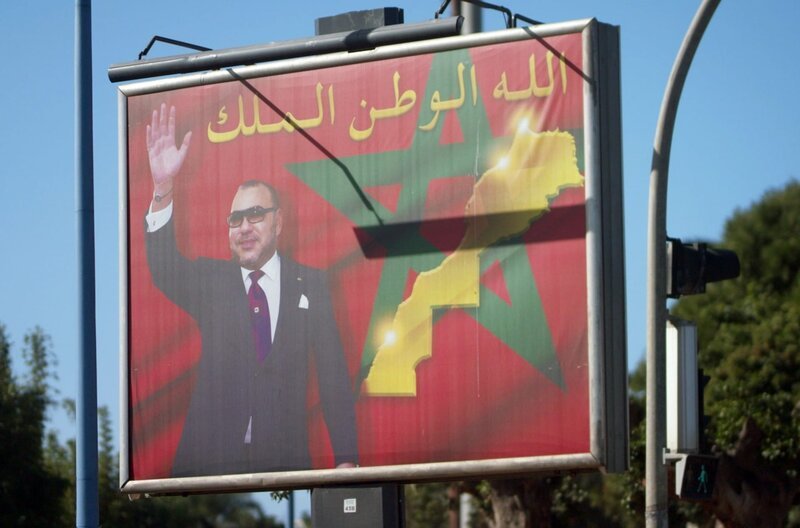 Bei vielen Marokkanerinnen und Marokkanern gilt König Mohammed VI. als progressiver Reformer und Hoffnungsträger – doch wie gerechtfertigt ist dieser Ruf? – Bild: Illégitime Défense /​ © Illégitime Défense