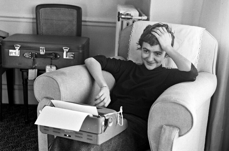Nach dem Erfolg von „Bonjour Tristesse“ lässt sich Françoise Sagan 1954 im Hotel Carlton in Cannes nieder und arbeitet dort an ihrem Roman „Un certain sourire“. – Bild: Edward Quinn /​ © Edward Quinn