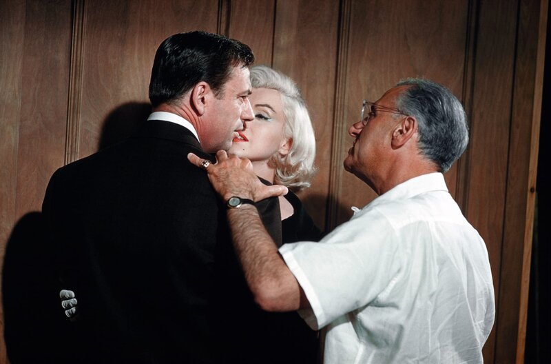 Yves Montands (li.) Auftritte auf den Bühnen des Broadway führten zu einem Engagement in dem Hollywood-Musikfilm „Let’s Make Love“ (1960) von George Cukor (re.), in dem Montand an der Seite von Marilyn Monroe (Mi.) spielte. – Bild: arte