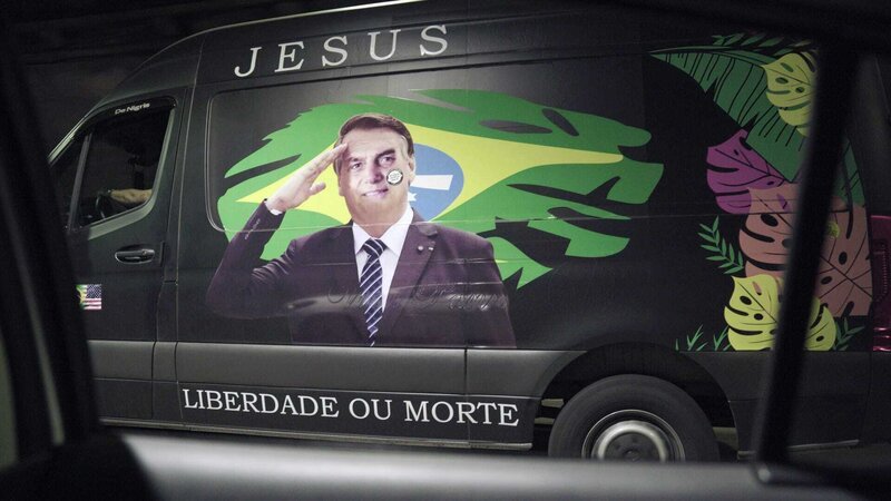 Der amtierende Präsident, Jair Bolsonaro, hat den Beistand der mächtigen evangelikalen Kirchenverbände in Brasilien. – Bild: ORF/​P.CABANIS/​Vincent RIMBAUX