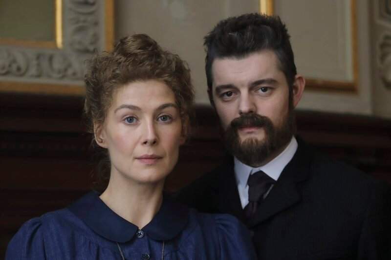 Marie Curie (Rosamund Pike) und Pierre Curie (Sam Riley) – Bild: 2019 StudioCanal SAS – Amazon Studios. All rights reserved.