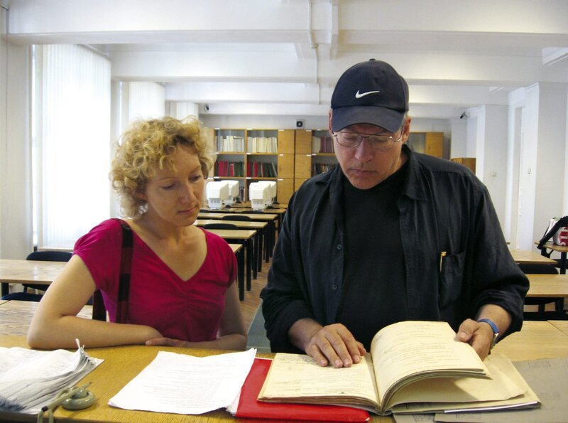 Agnese Luse und Rosa von Praunheim (r.) bei Archivrecherchen in Riga. – Bild: „Bild: SWR/rbb/Staatl Agnese Luse und Rosa von Praunheim (r.) bei Archivrecherchen in Riga. – Bild: „Bild: SWR/rbb/Staatl