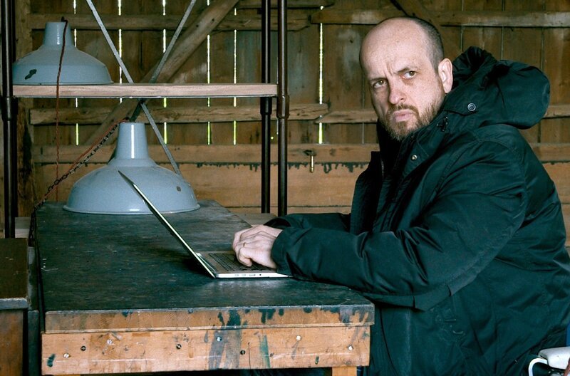 Matthew Herbert während der Arbeit an seinem Buch „The Music“ (Kent, Vereinigtes Königreich, 2017) – Bild: Kloos & Co. Medien/Rise And Shine Cinema / © Kloos & Co. Medien/Rise And Shine Cinema Matthew Herbert während der Arbeit an seinem Buch „The Music“ (Kent, Vereinigtes Königreich, 2017) – Bild: Kloos & Co. Medien/Rise And Shine Cinema / © Kloos & Co. Medien/Rise And Shine Cinema