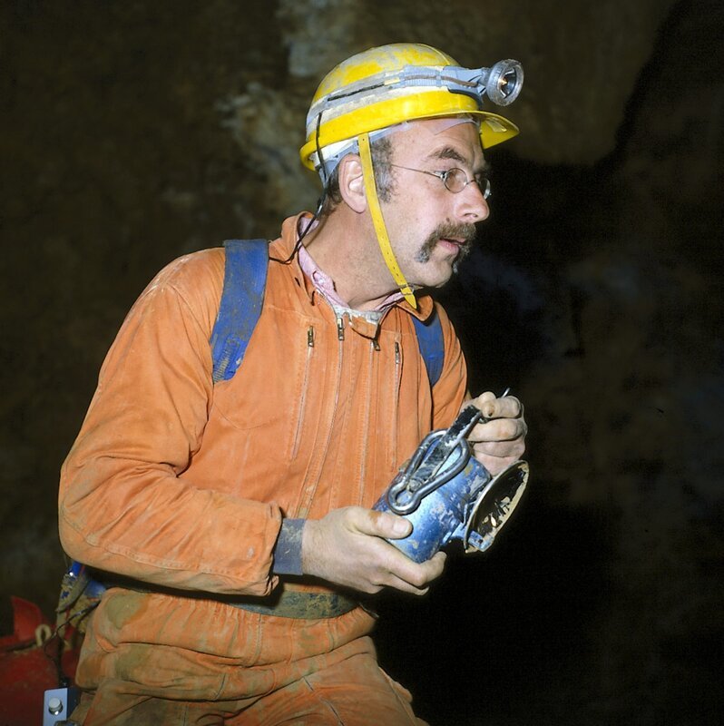 Auf der Suche nach seinem Hund Willi ist Peter (Peter Lustig) in eine Höhle geraten. – Bild: ZDF und Ulrich Meier